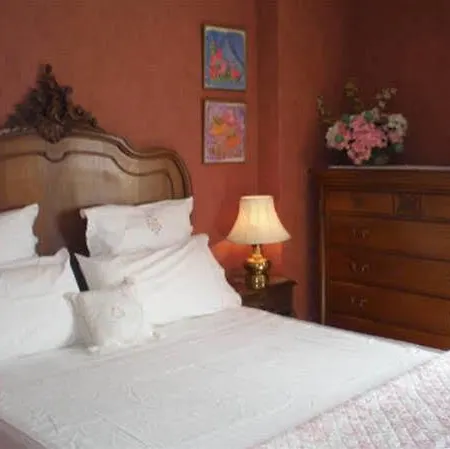 Isabella Hotel *